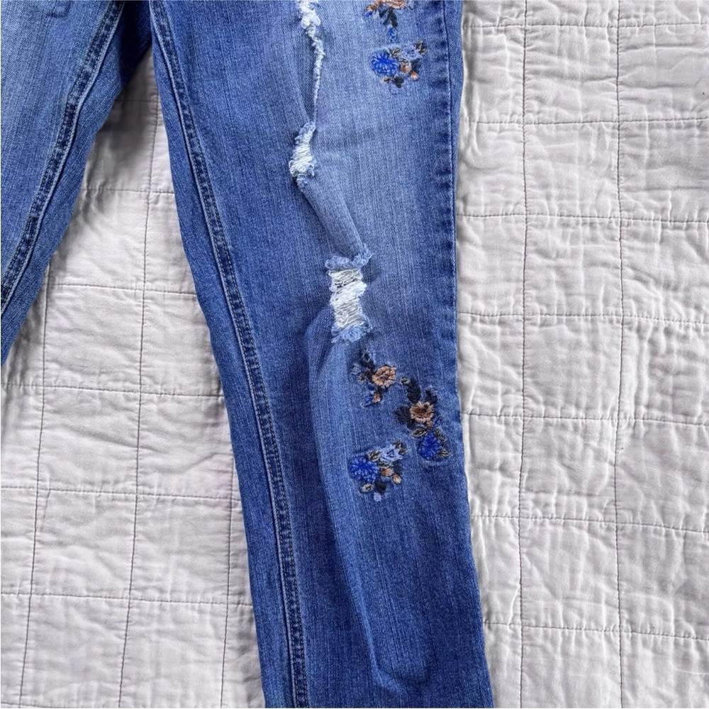 Democracy Womens 8 Distressed Girlfriend Embroidered Floral Blue Jean - Picture 2 of 13